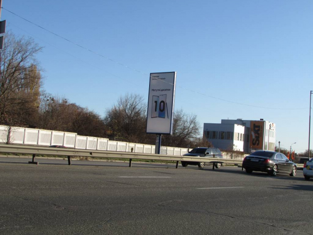 Беклайт, Київ, Столичне шосе  (завод Радар), після 500 метрів руху від проспекту Науки, ліворуч (рух із Києва)